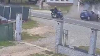 Momentul în care un şofer pierde controlul maşinii şi intră violent într-un cap de pod: Cinci persoane rănite