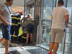Panică la mall. O mamă şi trei copii au rămas blocaţi în lift