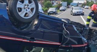 Maşină răsturnată în şanţ, după ce şoferul a pierdut controlul volanului, în Hunedoara