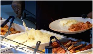 Meniul zilei, între scumpiri şi soluţii de criză. Cât ajung să plătească românii pentru prânzul la cantină