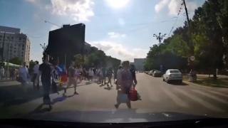 Şofer din Bucureşti, filmat cum vrea să le dea o lecţie pietonilor care trec pe roşu şi accelerează spre ei