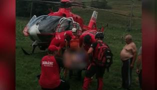 Operațiune dramatică de salvare în munți. Victimă rănită grav, evacuată cu elicopterul SMURD