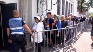 Românii care au venit să-i aducă un ultim omagiu lui Iliescu: "Îi scriam mereu de ziua lui și îmi răspundea"