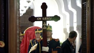 Bărbatul care l-a stropit cu cerneală pe Emil Constantinescu, prezent la înmormântarea lui Ion Iliescu