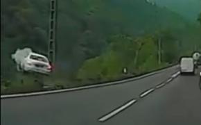 Momentul în care un şofer plonjează cu maşina în Olt, după ce a adomit la volan. Turcul a ieşit prin portbagaj