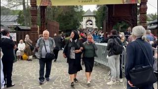 Mii de pelerini la Sihăstria. Ore de așteptare pentru a se închina la moaștele părinților Paisie și Cleopa