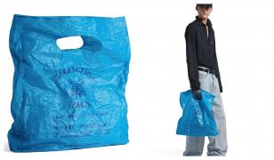 Balenciaga face furori cu o nouă geantă în formă de pungă