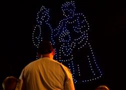 Record naţional. Spectacol inedit cu peste 400 de drone pe cerul de deasupra Ploieştiului