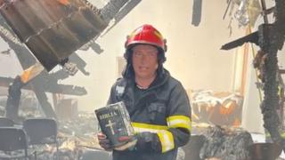 O Biblie a scăpat ca prin minune dintr-un incendiu care a făcut scrum o biserică din Strehaia