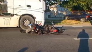 Accident grav în Galați: Tânăr motociclist, în comă după ce s-a izbit de un tractor parcat