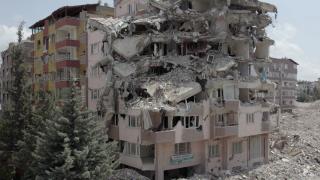 Cutremur în Turcia: Proprietarul şi constructorul clădirii în care a murit un om, arestaţi