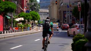 Rabla inedit la Sf. Gheorghe. Maşinile vechi, schimbate pe 2 biciclete sau abonament la transportul în comun