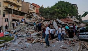 Un cutremur cu magnitudinea 6,1 a zguduit vestul Turciei. Zeci de oameni, prinşi sub dărâmături. Unul a murit