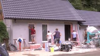 Prima casă reconstruită la Broșteni: voluntarii încep refacerea locuințelor distruse