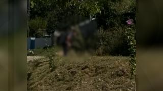 Femeie din Bacău, bătută cu parul de soţul orbit de furie. Scena a fost filmată de o vecină