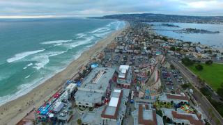 Vacanţele pe plajă, mutate toamna în loc de vară. Vremea e mai bună şi preţurile, mai mici