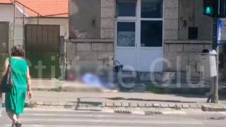 Cadavrul unei femei a zăcut abandonat trei ore, pe o stradă din Cluj. I se făcuse rău la semafor