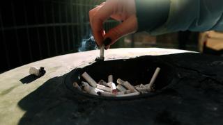 Ce amenzi riscă de acum clujenii dacă vor fi prinşi fumând în locuri publice