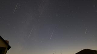 Ploaie de perseide pe cerul României. Oameni din toată ţara au admirat spectacolul celest