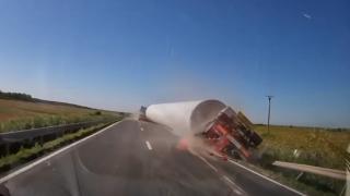 Tragedie evitată la limită. Un tub de eoliană s-a desprins din transport și s-a răsturnat pe câmp, în Ialomiţa