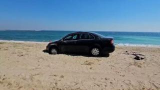 Un șofer cu maşină de Polonia a rămas împotmolit cu maşina pe plaja Santa Maria Bay din Constanța