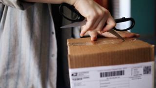 Comercianții români, mulțumiți de taxa de 25 de lei pe coletele din Asia. 