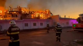 Incendiu de proporţii la un complex turistic din Hunedoara. 300 de metri pătraţi au ars, pagubele sunt uriaşe