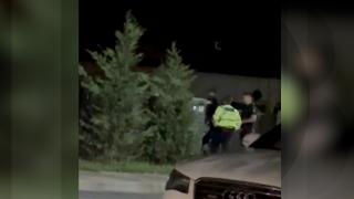 Momentul în care o femeie ar fi fost agresată de polițiști acasă, după ce un vecin s-a plâns de muzica tare