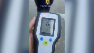 Şofer băut, filmat în timp ce conducea haotic. Avea o alcoolemie de 1,46 mg/l alcool pur în aerul expirat