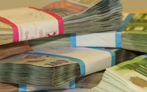 Fitch: Guvernul trebuie să ia măsuri mai dure din toamnă pentru a evita retrogradarea ratingului de ţară