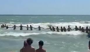 Lanţ uman pentru salvarea a trei turişti care au ignorat steagul roşu la Jupiter. Un bărbat a murit înecat