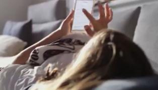 Cărţile pentru copii, înlocuite cu tablete și telefoane. Cât de periculoase sunt în dezvoltarea celor mici