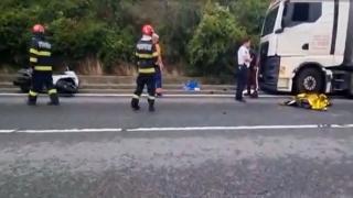 Accident cumplit pe DN6, lângă Orșova: motociclist de 59 de ani, lovit de un autocar și un TIR