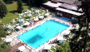 Stațiunea de la munte unde românii fug de arșiță și se răcoresc în apele mezotermale