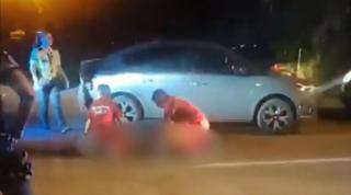 Conflict între două grupuri de tineri din Galaţi, încheiat cu o dramă. Un tânăr, călcat cu maşina