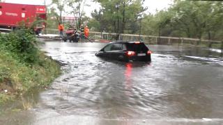 Cod roşu de ploi în Gorj şi Mehedinţi. Pompierii, chemaţi să scoată maşini blocate de puhoaiele de apă