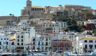 Viaţa în chirie a devenit prea scumpă pentru localnicii din Ibiza. Oamenii trăiesc în rulote sau corturi