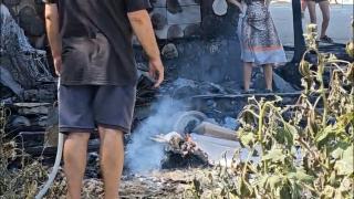 Incendiu în Mamaia Nord. O rulotă a ars complet, flăcările s-au extins la un bloc de apartamente