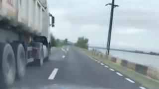 "Ce faci, bă, milogule?" Momentul în care un şofer trece cu camionul peste o lebădă: reacţia Poliţiei
