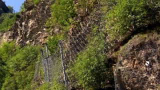 Trafic cu restricții pe DN7, în Vâlcea. Versanții vor fi securizați cu plase metalice