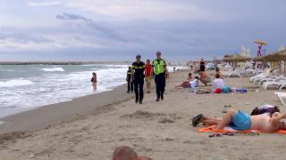 "Sunt un bun înotător". Explicațiile turiștilor care intră în mare deși e steag roșu