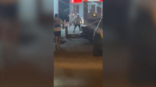 Două clanuri rivale s-au bătut cu bâte şi săbii pe o stradă din Tecuci. Patru persoane au fost reţinute