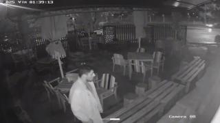 Momentul în care un tânăr fură un televizor de pe terasa unui local. Ce i-a promis proprietarul