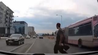 Un pieton a fost lovit pe DN1 după ce a traversat ilegal. Bărbatul a refuzat să meargă la spital