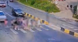 Momentul în care cei doi copii de 7 şi 11 ani din Mureş sunt spulberaţi pe trecerea de pietoni