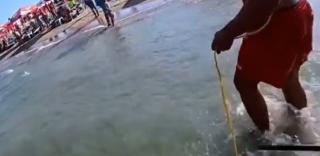 Bărbat și fiica lui de 12 ani, salvați în ultima clipă din larg de către salvamari. VIDEO