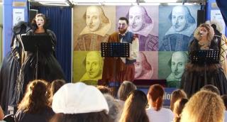 Caravana Shakespeare a ajuns la București. Actori în costume aduc magia teatrului în stradă