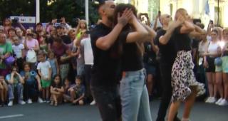 Calea Victoriei, transformată în ring de dans: sute de bucureșteni au dansat salsa, tango și hore pe stradă