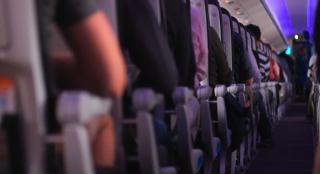 Panică într-un avion Lyon-Paris. Un pasager cu halucinații a încercat să intre în cabina pilotului