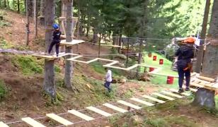 Parcurile de aventură, cu trasee suspendate şi tiroliene, tot mai populare